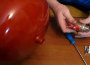 Расширительный бак для системы отопления: зачем нужен и какие фатальные ошибки совершают при его установке