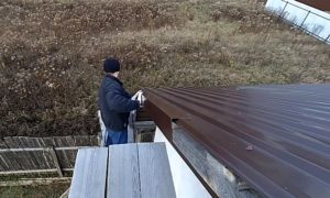 Как правильно крепить профнастил на крышу саморезами: и каких критических ошибок лучше не допускать Как правильно крепить профнастил на крышу саморезами: и каких критических ошибок лучше не допускать