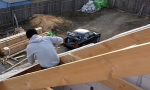 Как правильно крепить профнастил на крышу саморезами: и каких критических ошибок лучше не допускать Как правильно крепить профнастил на крышу саморезами: и каких критических ошибок лучше не допускать