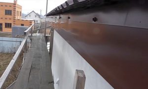 Как правильно крепить профнастил на крышу саморезами: и каких критических ошибок лучше не допускать Как правильно крепить профнастил на крышу саморезами: и каких критических ошибок лучше не допускать