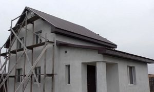 Как правильно крепить профнастил на крышу саморезами: и каких критических ошибок лучше не допускать Как правильно крепить профнастил на крышу саморезами: и каких критических ошибок лучше не допускать