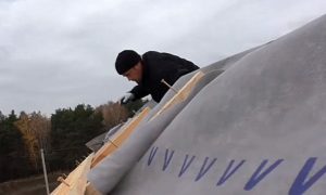 Как правильно крепить профнастил на крышу саморезами: и каких критических ошибок лучше не допускать Как правильно крепить профнастил на крышу саморезами: и каких критических ошибок лучше не допускать