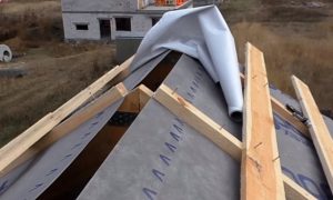 Как правильно крепить профнастил на крышу саморезами: и каких критических ошибок лучше не допускать Как правильно крепить профнастил на крышу саморезами: и каких критических ошибок лучше не допускать