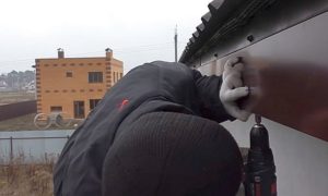 Как правильно крепить профнастил на крышу саморезами: и каких критических ошибок лучше не допускать Как правильно крепить профнастил на крышу саморезами: и каких критических ошибок лучше не допускать