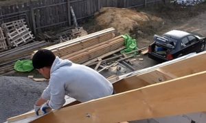 Как правильно крепить профнастил на крышу саморезами: и каких критических ошибок лучше не допускать Как правильно крепить профнастил на крышу саморезами: и каких критических ошибок лучше не допускать