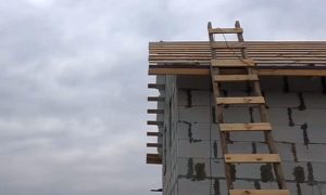 Как правильно крепить профнастил на крышу саморезами: и каких критических ошибок лучше не допускать Как правильно крепить профнастил на крышу саморезами: и каких критических ошибок лучше не допускать