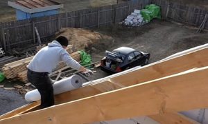 Как правильно крепить профнастил на крышу саморезами: и каких критических ошибок лучше не допускать Как правильно крепить профнастил на крышу саморезами: и каких критических ошибок лучше не допускать