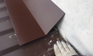 Как правильно крепить профнастил на крышу саморезами: и каких критических ошибок лучше не допускать Как правильно крепить профнастил на крышу саморезами: и каких критических ошибок лучше не допускать