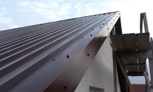 Как правильно крепить профнастил на крышу саморезами: и каких критических ошибок лучше не допускать Как правильно крепить профнастил на крышу саморезами: и каких критических ошибок лучше не допускать