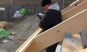 Как правильно крепить профнастил на крышу саморезами: и каких критических ошибок лучше не допускать Как правильно крепить профнастил на крышу саморезами: и каких критических ошибок лучше не допускать