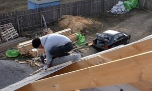 Как правильно крепить профнастил на крышу саморезами: и каких критических ошибок лучше не допускать Как правильно крепить профнастил на крышу саморезами: и каких критических ошибок лучше не допускать