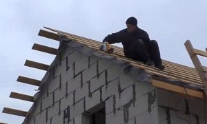 Как правильно крепить профнастил на крышу саморезами: и каких критических ошибок лучше не допускать Как правильно крепить профнастил на крышу саморезами: и каких критических ошибок лучше не допускать