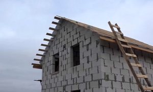 Как правильно крепить профнастил на крышу саморезами: и каких критических ошибок лучше не допускать Как правильно крепить профнастил на крышу саморезами: и каких критических ошибок лучше не допускать