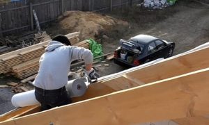 Как правильно крепить профнастил на крышу саморезами: и каких критических ошибок лучше не допускать Как правильно крепить профнастил на крышу саморезами: и каких критических ошибок лучше не допускать