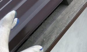 Как правильно крепить профнастил на крышу саморезами: и каких критических ошибок лучше не допускать Как правильно крепить профнастил на крышу саморезами: и каких критических ошибок лучше не допускать