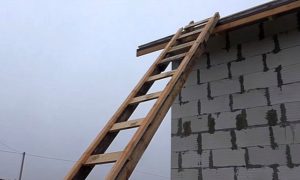 Как правильно крепить профнастил на крышу саморезами: и каких критических ошибок лучше не допускать Как правильно крепить профнастил на крышу саморезами: и каких критических ошибок лучше не допускать