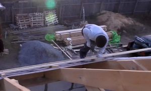 Как правильно крепить профнастил на крышу саморезами: и каких критических ошибок лучше не допускать Как правильно крепить профнастил на крышу саморезами: и каких критических ошибок лучше не допускать