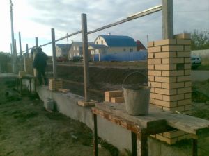 Кирпичные столбы для забора своими руками: пошаговая инструкция