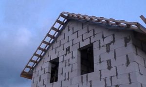 Как правильно крепить профнастил на крышу саморезами: и каких критических ошибок лучше не допускать Как правильно крепить профнастил на крышу саморезами: и каких критических ошибок лучше не допускать