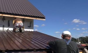 Как правильно крепить профнастил на крышу саморезами: и каких критических ошибок лучше не допускать Как правильно крепить профнастил на крышу саморезами: и каких критических ошибок лучше не допускать