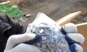Как правильно крепить профнастил на крышу саморезами: и каких критических ошибок лучше не допускать Как правильно крепить профнастил на крышу саморезами: и каких критических ошибок лучше не допускать