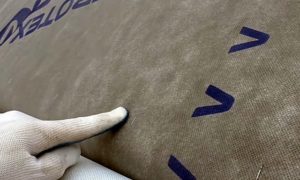 Как правильно крепить профнастил на крышу саморезами: и каких критических ошибок лучше не допускать Как правильно крепить профнастил на крышу саморезами: и каких критических ошибок лучше не допускать