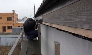 Как правильно крепить профнастил на крышу саморезами: и каких критических ошибок лучше не допускать Как правильно крепить профнастил на крышу саморезами: и каких критических ошибок лучше не допускать