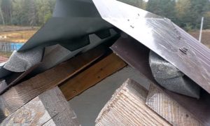 Как правильно крепить профнастил на крышу саморезами: и каких критических ошибок лучше не допускать Как правильно крепить профнастил на крышу саморезами: и каких критических ошибок лучше не допускать