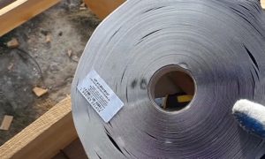 Как правильно крепить профнастил на крышу саморезами: и каких критических ошибок лучше не допускать Как правильно крепить профнастил на крышу саморезами: и каких критических ошибок лучше не допускать