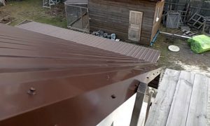Как правильно крепить профнастил на крышу саморезами: и каких критических ошибок лучше не допускать Как правильно крепить профнастил на крышу саморезами: и каких критических ошибок лучше не допускать