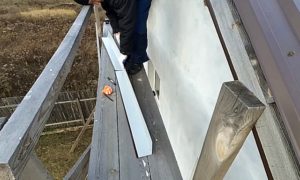 Как правильно крепить профнастил на крышу саморезами: и каких критических ошибок лучше не допускать Как правильно крепить профнастил на крышу саморезами: и каких критических ошибок лучше не допускать