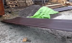 Как правильно крепить профнастил на крышу саморезами: и каких критических ошибок лучше не допускать Как правильно крепить профнастил на крышу саморезами: и каких критических ошибок лучше не допускать