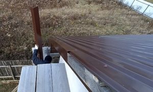 Как правильно крепить профнастил на крышу саморезами: и каких критических ошибок лучше не допускать Как правильно крепить профнастил на крышу саморезами: и каких критических ошибок лучше не допускать