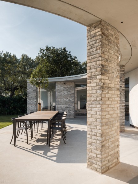 Пристройка с террасой в стиле колоннады перистиль