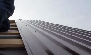 Как правильно крепить профнастил на крышу саморезами: и каких критических ошибок лучше не допускать Как правильно крепить профнастил на крышу саморезами: и каких критических ошибок лучше не допускать