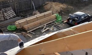 Как правильно крепить профнастил на крышу саморезами: и каких критических ошибок лучше не допускать Как правильно крепить профнастил на крышу саморезами: и каких критических ошибок лучше не допускать
