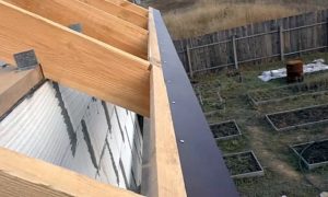 Как правильно крепить профнастил на крышу саморезами: и каких критических ошибок лучше не допускать Как правильно крепить профнастил на крышу саморезами: и каких критических ошибок лучше не допускать