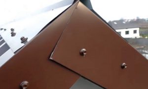 Как правильно крепить профнастил на крышу саморезами: и каких критических ошибок лучше не допускать Как правильно крепить профнастил на крышу саморезами: и каких критических ошибок лучше не допускать