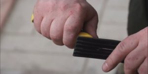 Как установить водостоки, если крыша уже покрыта: несколько вариантов самостоятельной установки Как установить водостоки, если крыша уже покрыта: несколько вариантов самостоятельной установки