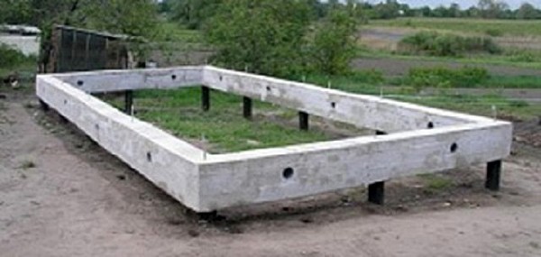 Обвязка фундамента на винтовых сваях: пошаговая инструкция и рекомендации по использованию швеллера Обвязка фундамента на винтовых сваях: пошаговая инструкция и рекомендации по использованию швеллера