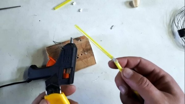 «Пьяный» поплавок из кусочка пенопласта и трубочки чупа-чупса «Пьяный» поплавок из кусочка пенопласта и трубочки чупа-чупса