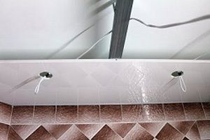 Как сделать пластиковый потолок: пошаговая инструкция Как сделать пластиковый потолок: пошаговая инструкция