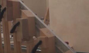 Установка балясин на деревянную лестницу своими руками: пошаговая инструкция Установка балясин на деревянную лестницу своими руками: пошаговая инструкция
