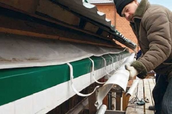 Как установить водостоки, если крыша уже покрыта: несколько вариантов самостоятельной установки Как установить водостоки, если крыша уже покрыта: несколько вариантов самостоятельной установки