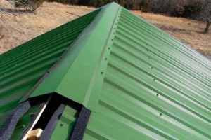 Устройство кровли из профлиста по деревянной обрешетке: технология и пошаговая инструкция Устройство кровли из профлиста по деревянной обрешетке: технология и пошаговая инструкция