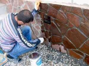 Отделка фундамента дома под камень своими руками: пошаговая инструкция с фото