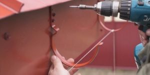 Как установить водостоки, если крыша уже покрыта: несколько вариантов самостоятельной установки Как установить водостоки, если крыша уже покрыта: несколько вариантов самостоятельной установки