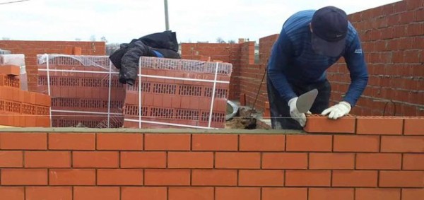 Отделка фасада облицовочным кирпичом: выбор материала и процесс работ