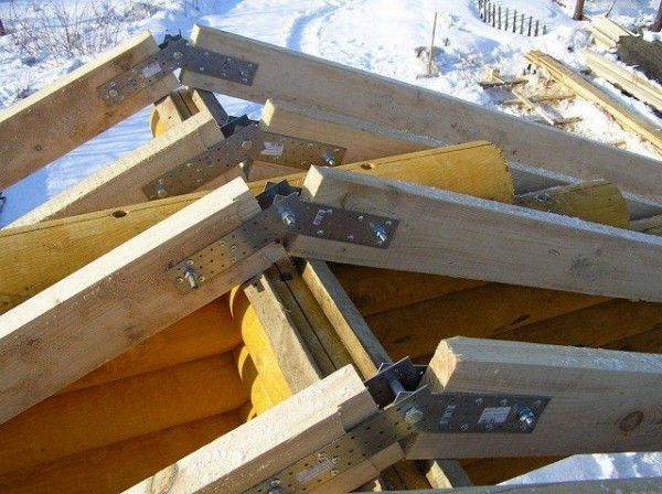 Сращивание стропил в районе конька: способы монтажа