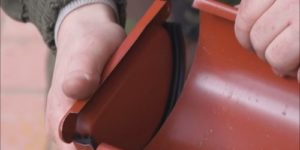 Как установить водостоки, если крыша уже покрыта: несколько вариантов самостоятельной установки Как установить водостоки, если крыша уже покрыта: несколько вариантов самостоятельной установки